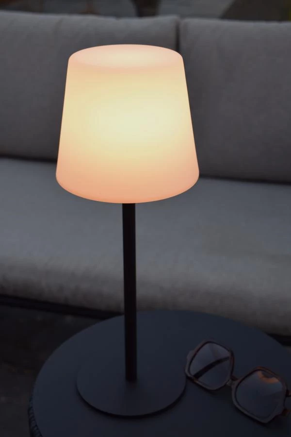Lucide TYON - wiederaufladbare Tischlampe Innen/Außen - Akku/Batterie - LED Dim. - 1x2W 2700K - IP65 - Schwarz - Atmosphäre 2